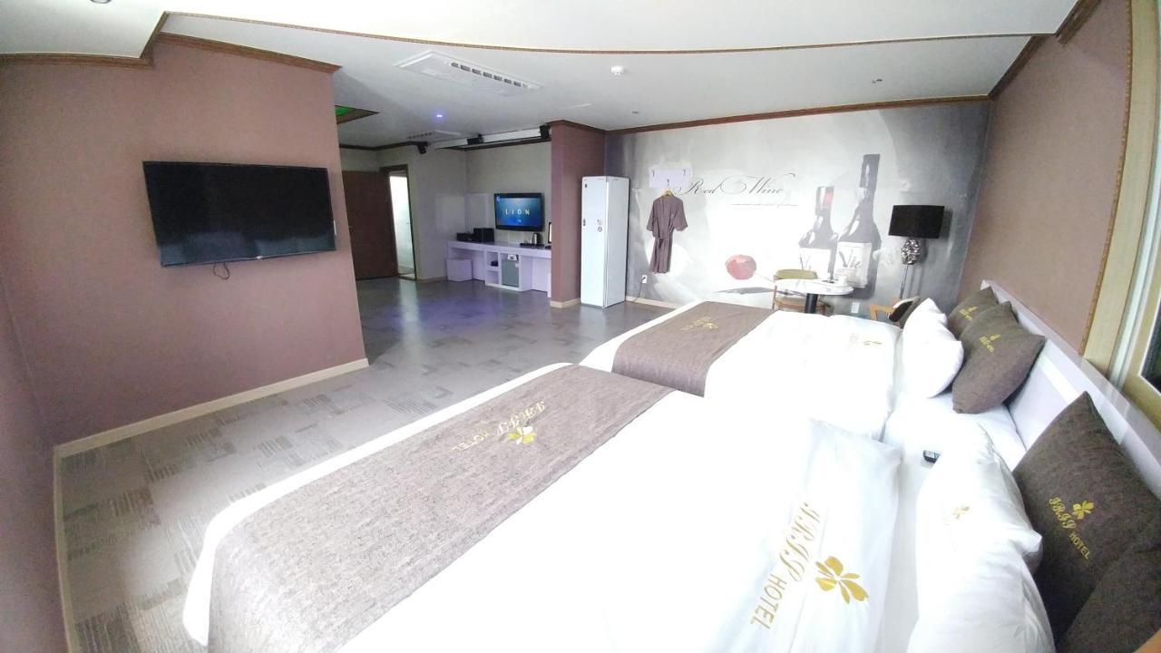Iris Hotel Seosan Extérieur photo